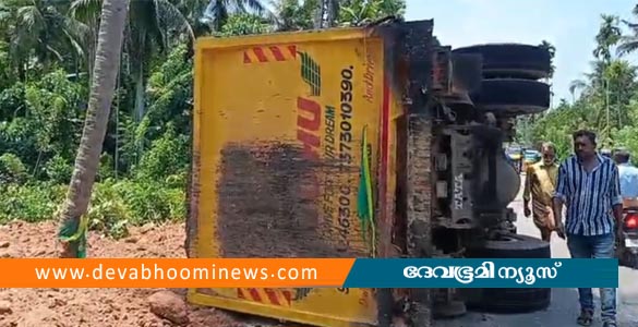നെയ്യാറ്റിൻകരയില്‍ ടിപ്പ‍ർ ലോറി മറിഞ്ഞ് അപകടം; ഡ്രൈവർക്കും ക്ലീനർക്കും പരിക്ക്
