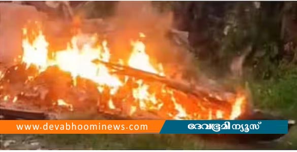 ഫോർട്ടുകൊച്ചിയില്‍ മത്സ്യബന്ധനം കഴിഞ്ഞ് കരയിൽ കയറ്റിയ ചെറുവള്ളം കത്തിയ നിലയിൽ