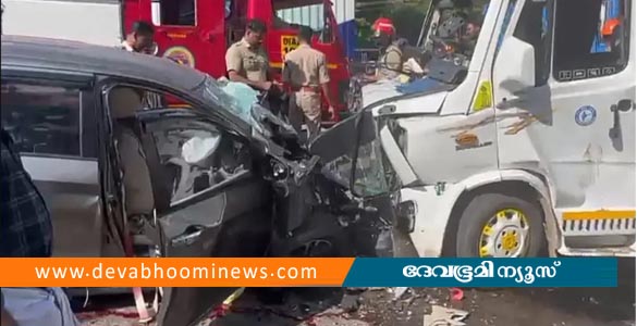 വടകരയിൽ കാറും ട്രാവലറും കൂട്ടിയിടിച്ച് നാല് പേർക്ക് ദാരുണാന്ത്യം