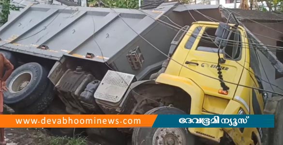 വടക്കൻ പറവൂരിൽ വീടിന് മുകളിലേക്ക് ലോറി മറിഞ്ഞു; ഒരാൾക്ക് പരിക്ക്