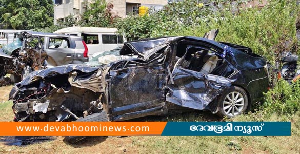 കര്‍ണാടകയില്‍ മലയാളി കുടുംബം സഞ്ചരിച്ച കാര്‍ ഡിവൈഡറില്‍ ഇടിച്ച് മറിഞ്ഞു; ഒരു വയസുള്ള കുഞ്ഞിന് ദാരുണാന്ത്യം