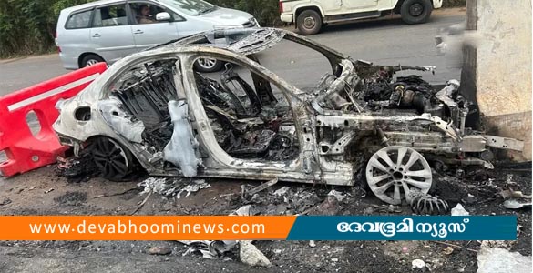 രാമനാട്ടുകരയിൽ കാർ ഡിവൈഡറിൽ ഇടിച്ച് കത്തി നശിച്ചു