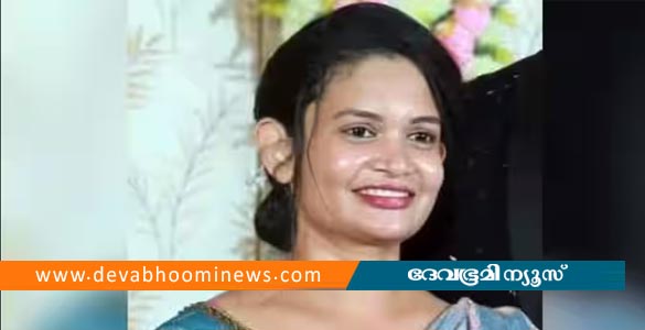അരൂരിൽ സ്കൂട്ടറിൽ ട്രെയിലർ ലോറിയിടിച്ചു; നവവധുവിന് ദാരുണാന്ത്യം