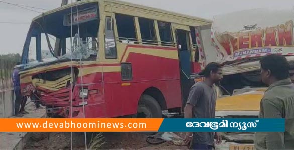 ഹരിപ്പാട്  കെഎസ്ആർടിസി ബസും കാറും കൂട്ടിയിടിച്ച് അപകടം; കാർ യാത്രാക്കാർക്ക് പരിക്ക്