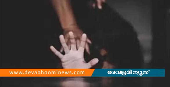 അമ്മ നോക്കി നിൽക്കെ രണ്ടര വയസ്സുള്ള മകളെ കാമുകൻ ബലാത്സംഗം ചെയ്ത ശേഷം കൊലപ്പെടുത്തി