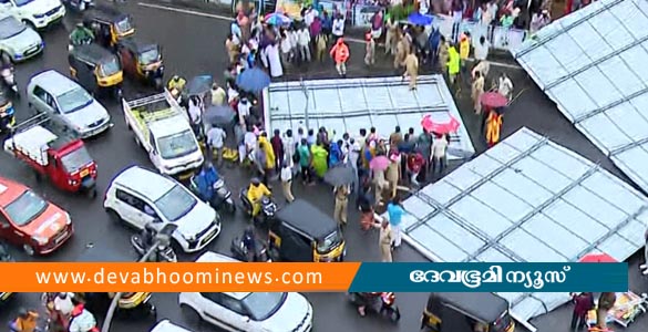 കനത്ത മഴ; തൃശൂരില്‍ ഇരുമ്പ് മേൽക്കൂര റോഡിലേക്ക് മറിഞ്ഞു വീണു