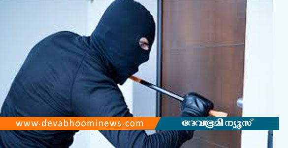 ശ്രീകാര്യത്ത് വീട് കുത്തിത്തുറന്ന് മോഷണം; 15 പവനും 4 ലക്ഷം രൂപയും കവർന്നു