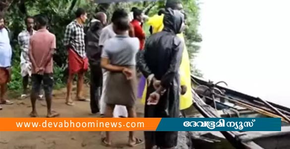കൊടുങ്ങല്ലൂരിൽ മണൽ വാരുന്നതിനിടെ വഞ്ചി മറിഞ്ഞ് രണ്ട് പേരെ കാണാതായി