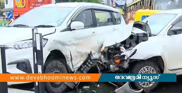 തിരുവനന്തപുരത്ത് കാർ ഡിവൈഡറിലേക്ക് ഇടിച്ച് കയറി അപകടം; ആർക്കും പരിക്കില്ല