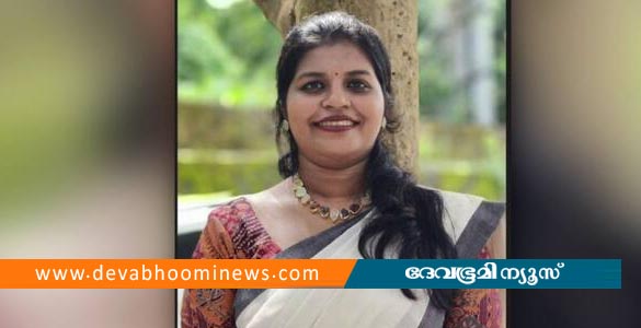 വീട്ടുമുറ്റത്ത് നിന്ന് കുഞ്ഞിന്‌ ഭക്ഷണം കൊടുക്കുന്നതിനിടെ പാമ്പ് കടിച്ചു; യുവതി മരിച്ചു