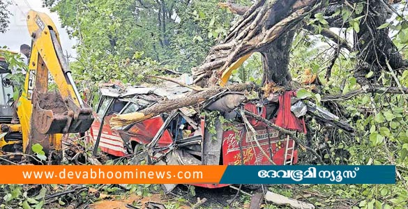 ഓടിക്കൊണ്ടിരുന്ന ബസിന് മുകളിലേക്ക് ആല്‍മരം വീണു; ചികിത്സയിലായിരുന്ന വിദ്യാർഥി മരിച്ചു