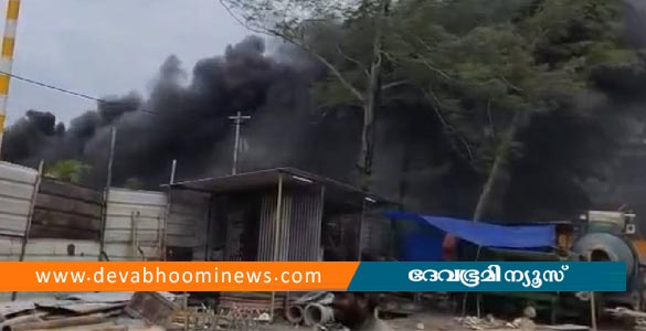 കൊല്ലത്ത് കരയ്ക്കടിഞ്ഞ കണ്ടെയ്നർ മുറിച്ച് മാറ്റുന്നതിനിടെ തീപിടുത്തം