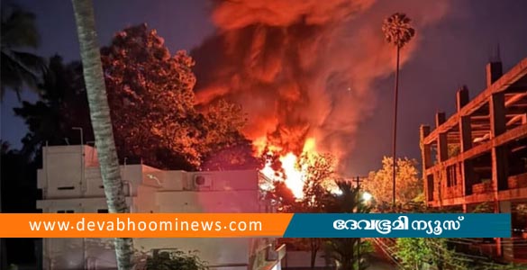 തിരുവനന്തപുരത്ത് സ്കൂട്ടർ ഷോറൂമിൽ വൻ തീപിടിത്തം; നിരവധി വാഹനങ്ങൾ കത്തി നശിച്ചു