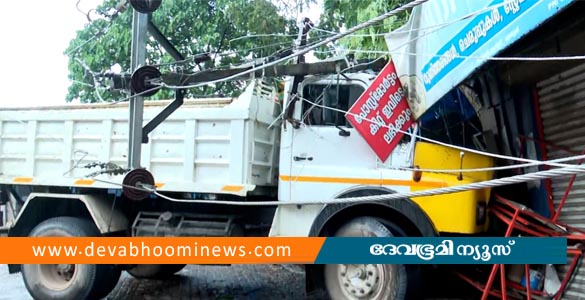 കളമശ്ശേരിയിൽ ടിപ്പർ ലോറി നിയന്ത്രണം വിട്ട് കടയിലേക്ക് ഇടിച്ചു കയറി
