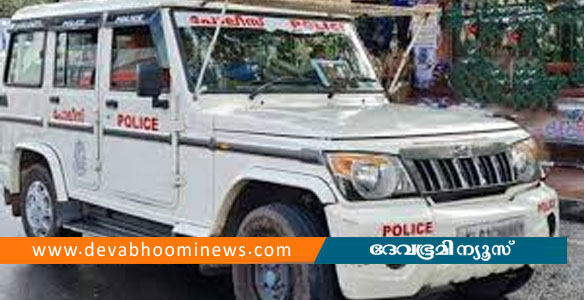 തുറിച്ച് നോക്കിയെന്നാരോപണം; ബാറിന് മുന്നില്‍ വെച്ച് യുവാവിന് ക്രൂരമർദനം, 2 പേര്‍ പിടിയില്‍