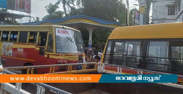 തിരുവനന്തപുരത്ത് കെഎസ്ആര്‍ടിസി ബസ് സ്‌കൂള്‍ ബസിന്‍റെ പിന്നിലിടിച്ചു കയറി അപകടം