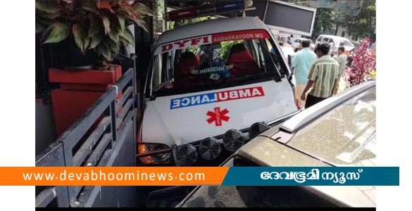 തിരുവനന്തപുരത്ത് ​ഗർഭിണിയുമായി പോയ ആംബുലൻസ് അപകടത്തിൽപ്പെട്ടു