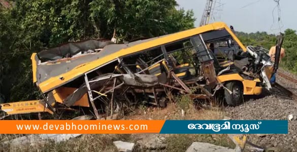 കടലൂരിൽ സ്‌കൂള്‍ ബസിൽ ട്രെയിനിടിച്ച് അപകടം; നാല് കുട്ടികൾ മരിച്ചു