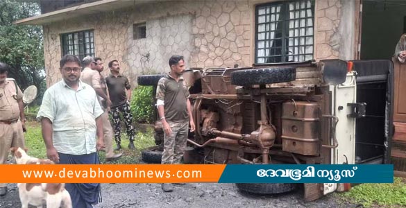 കോഴിക്കോട് കാട്ടാനയിറങ്ങി; വീട്ടുമുറ്റത്തു നിർത്തിയിട്ട ജീപ്പ് കുത്തിമറിച്ചു