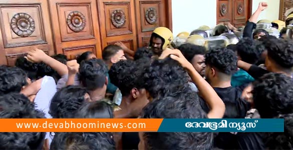 ഗവര്‍ണര്‍ക്കെതിരെ എസ്എഫ്ഐ; കേരള സര്‍വകലാ ശാലയില്‍ വന്‍ പ്രതിഷേധം