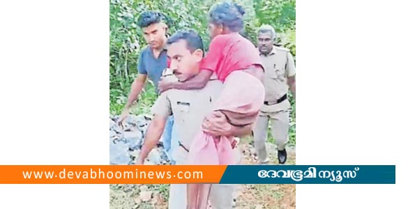സരസ്വതി അമ്മയെ തോളിലേറ്റി എസ്എച്ച്ഒ; മലയാലപ്പുഴയിൽ കാണാതായ വയോധികയെ കണ്ടെത്തി