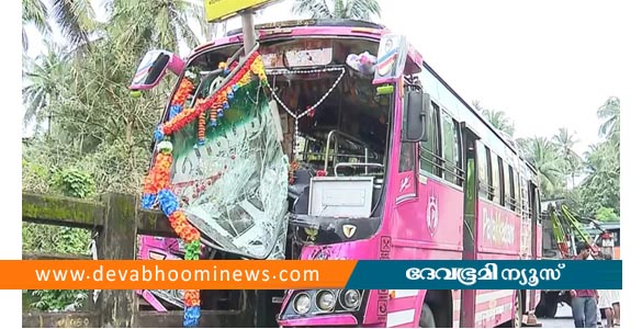 കോഴിക്കോട് ബസ് പാലത്തിന്റെ കൈവരിയിലേക്ക് ഇടിച്ചു കയറി; നിരവധി പേര്‍ക്ക് പരിക്ക്