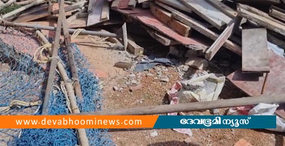 കൊല്ലം റെയിൽവേ സ്റ്റേഷനിൽ യാത്രക്കാരുടെ തലയിലേക്ക് തൂൺ വീണു; 2 പേർക്ക് ഗുരുതര പരിക്ക്