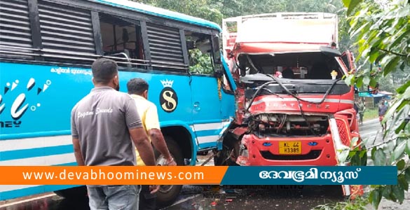 മൂവാറ്റുപുഴയിൽ സ്വകാര്യ ബസും ഗ്യാസ് ലോറിയും കൂട്ടിയിടിച്ചു: നിരവധി പേർക്ക് പരിക്ക്
