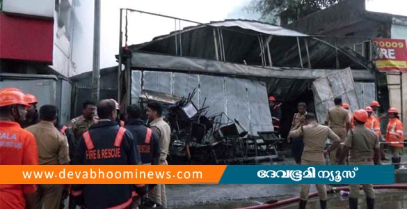 കൊച്ചിയില്‍ ഫര്‍ണീച്ചര്‍ കടയ്ക്ക് തീപിടിച്ചു; തീ പൂര്‍ണമായും അണച്ചു
