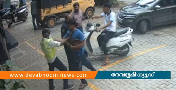 ആലുവയിൽ സെക്യൂരിറ്റി ജീവനക്കാരന് നേരെ യൂത്ത് കോണ്‍ഗ്രസ്സ് പ്രവര്‍ത്തകൻ്റെ ക്രൂരമർദനം