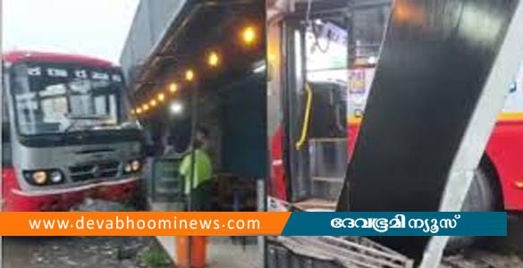 ആലുവയിൽ നിയന്ത്രണംവിട്ട ബസ് കടയിലേക്ക് പാഞ്ഞു കയറി