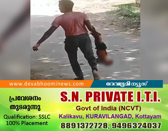 യുപിയിൽ എട്ടുമാസം പ്രായമായ കുഞ്ഞിനെ തലകീഴായി തൂക്കി നടന്ന് പിതാവ്