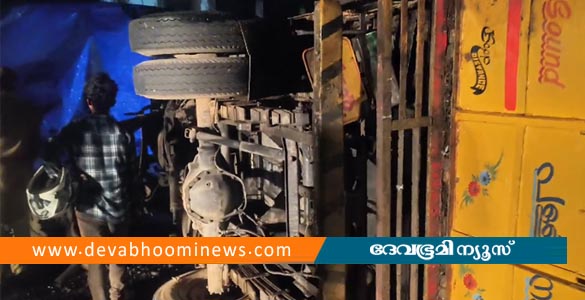 പോത്തന്‍കോട് ടാറിംഗ് മെഷീനില്‍ ഇടിച്ച് ലോറി മറിഞ്ഞു; മൂന്ന് പേര്‍ക്ക് ഗുരുതര പരിക്ക്