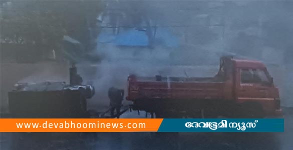 തൃശൂരിൽ കനത്ത മഴയ്ക്കിടെ റോഡ് ടാറിംഗ്; പ്രതിഷേധവുമായി നാട്ടുകാർ