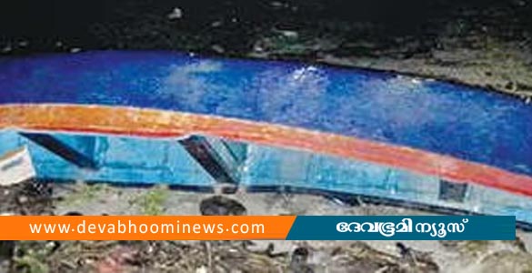 വടകര കോട്ടക്കൽ പുഴയിൽ തോണി മറിഞ്ഞ് ഒരാളെ കാണാതായി