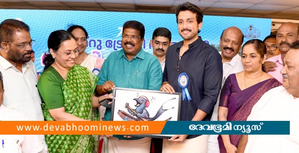 കളിവള്ളം തുഴയുന്ന കാക്കത്തമ്പുരാട്ടി 71-ാമത് നെഹ്റു ട്രോഫി ഭാഗ്യചിഹ്നം