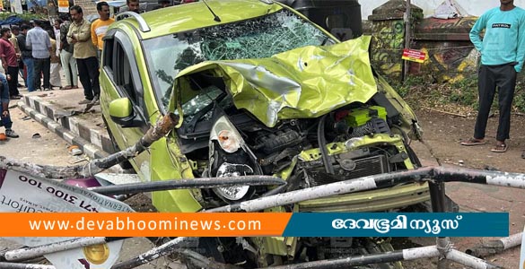തിരുവനന്തപുരത്ത് കാര്‍ നിയന്ത്രണം വിട്ട് നടപ്പാതയിലേക്ക് ഇടിച്ചു കയറി 5 പേര്‍ക്ക് പരിക്ക്
