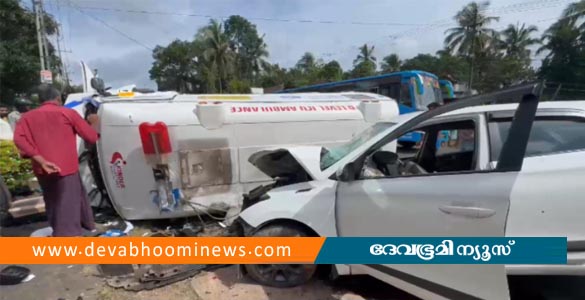 കാണിപ്പയ്യൂരിൽ ആംബുലൻസും കാറും തമ്മിൽ കൂട്ടിയിടിച്ചു; രണ്ടുമരണം