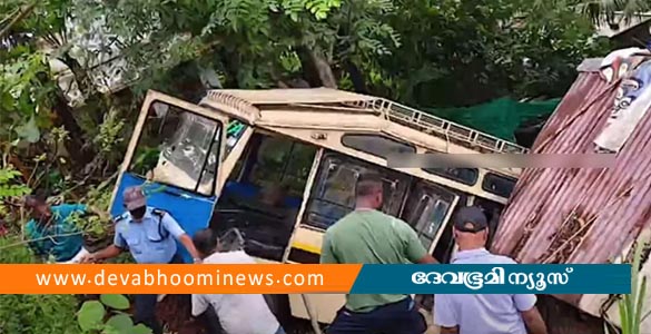 തിരുവനന്തപുരത്ത് സ്കൂള്‍ വാൻ കുഴിയിലേക്ക് വീണ് അപകടം; 32 കുട്ടികള്‍ക്ക് പരിക്ക്