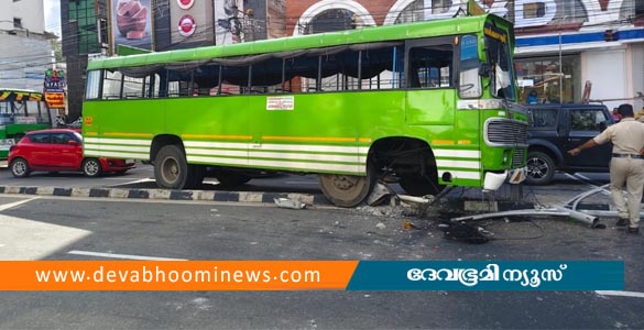 ഡ്രൈവര്‍ക്ക് ദേഹാസ്വാസ്ഥ്യം; തിരുവനന്തപുരത്ത് ബസ് ഡിവൈഡറില്‍ ഇടിച്ചുകയറി, 3 പേര്‍ക്ക് പരിക്ക്