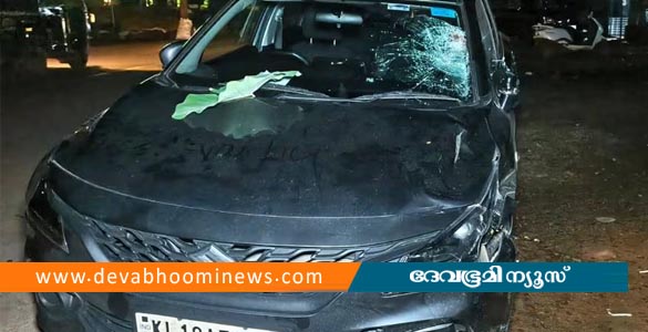 കോഴിക്കോട് നിയന്ത്രണം വിട്ട കാർ കഫെയിലേക്ക് പാഞ്ഞു കയറി രണ്ടുപേർക്ക് പരിക്ക്