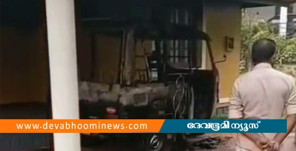 കടനാട്ടിൽ വീട്ടുമുറ്റത്ത് പാർക്ക് ചെയ്തിരുന്ന ഓട്ടോറിക്ഷ കത്തി നശിച്ച നിലയിൽ