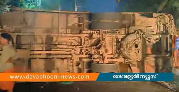 തൃശൂരില്‍ സ്വകാര്യ ബസ് മറിഞ്ഞു; 10 യാത്രക്കാര്‍ക്ക് പരിക്ക്