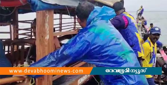 നെഹ്‌റു ട്രോഫി വള്ളംകളിക്ക് എത്തിയ ചുണ്ടന്‍ വള്ളം അപകടത്തില്‍പ്പെട്ടു