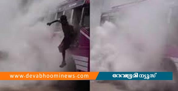 പാലക്കാട് ഓടിക്കൊണ്ടിരുന്ന ബസിൽ നിന്ന് പുക ഉയർന്നു