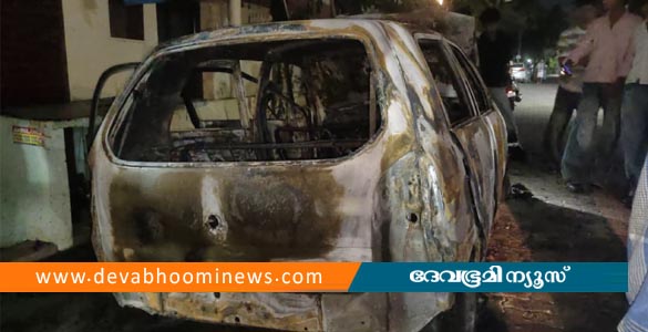 ഓച്ചിറയില്‍ ഓടിക്കൊണ്ടിരുന്ന കാറിന് തീപിടിച്ചു; പുക കണ്ട് ഡ്രൈവർ ഓടി രക്ഷപ്പെട്ടു