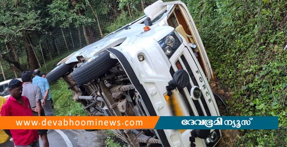മറയൂരിൽ ട്രാവലർ മറിഞ്ഞ് മൂന്നുപേർക്ക് ഗുരുതര പരിക്ക്
