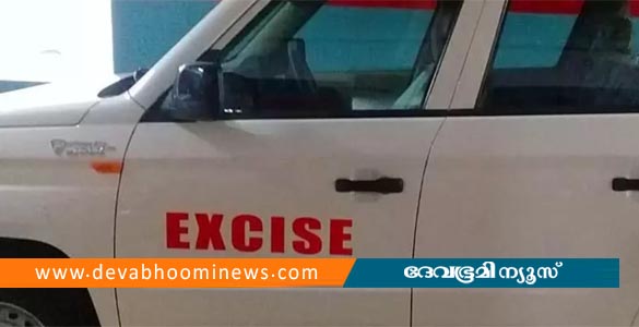 എക്സൈസ് വാഹനം ഡിവൈഡറിൽ ഇടിച്ചുകയറി; മദ്യപിച്ച് വാഹനം ഓടിച്ച ഡ്രൈവർ അറസ്റ്റിൽ