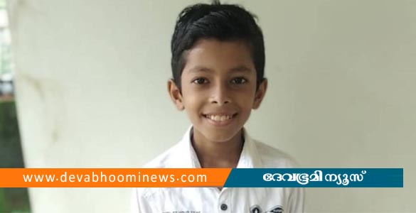 തത്തയെ പിടികൂടാൻ ശ്രമിക്കുന്നതിനിടെ തെങ്ങ് മറിഞ്ഞ് ദേഹത്ത് വീണ് 12 വയസുകാരന് ദാരുണാന്ത്യം