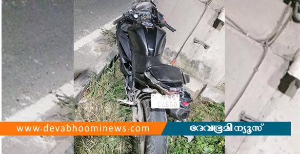 ചമ്പക്കരയിൽ ബൈക്ക് മെട്രോ പില്ലറിൽ ഇടിച്ച് അപകടം; യുവാവും യുവതിയും മരിച്ചു